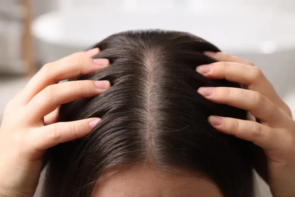 Peeling enzymatyczny do skóry głowy jak używać, by uniknąć problemów z łupieżem