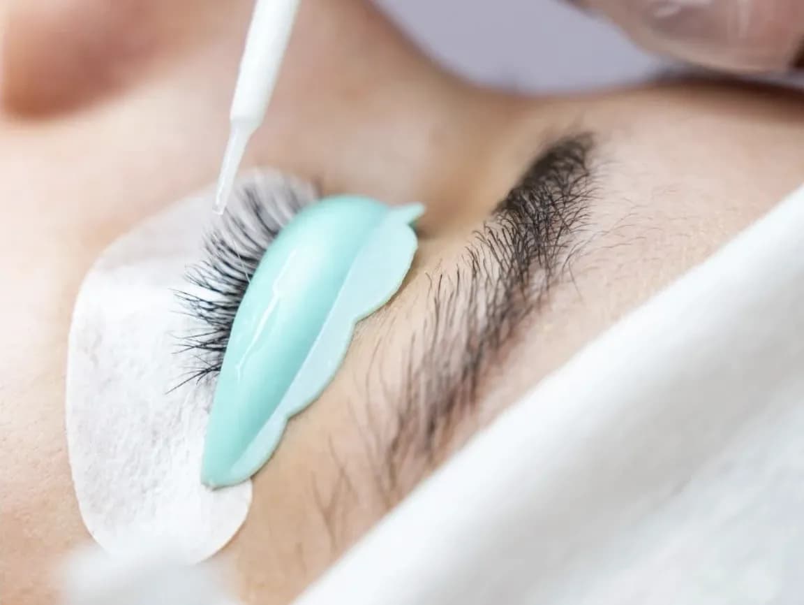 Jak dobrać klej do rzęs? Co trzeba wiedzieć?
