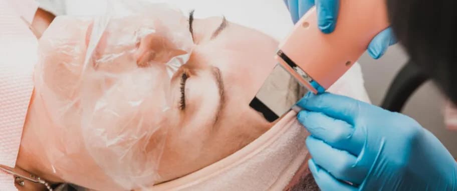 Co daje peeling kawitacyjny? Zobacz efekty i korzyści dla skóry